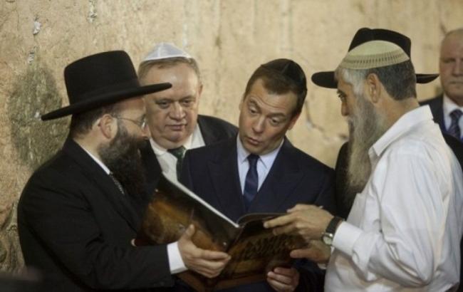 Санкционный вертолет: в Израиле разгорелся скандал из-за презента Медведеву