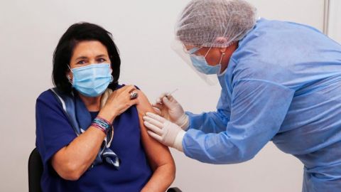 Президент Грузии сделала первую прививку от COVID-19