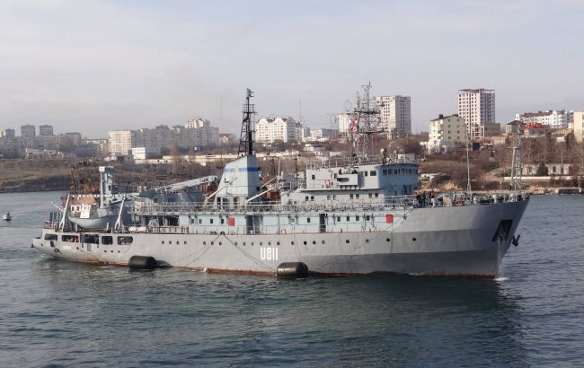 Поврежденный корабль ВМС буксируют в Одессу. Экипаж эвакуировали