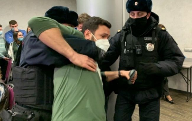 У РФ силовики зірвали з'їзд муніципальних депутатів, сотні затриманих