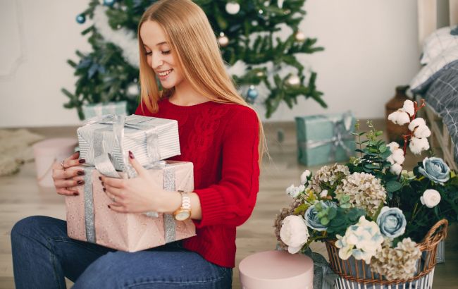 Что положить под елку женщине: топ-16 вариантов