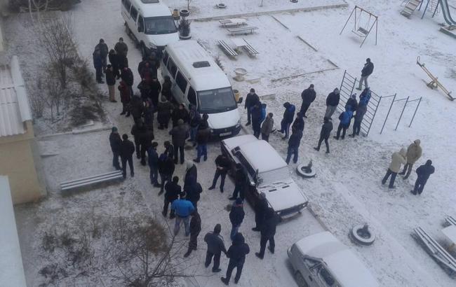 ФСБ проводит обыск в доме крымскотатарских активистов