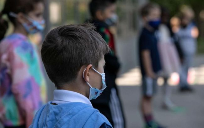 У Британії школярів зобов'язали після канікул носити маски через "Омікрон"