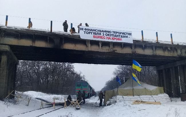 Блокада Донбасу: подробиці перекриття доріг у Донецькій і Луганській областях