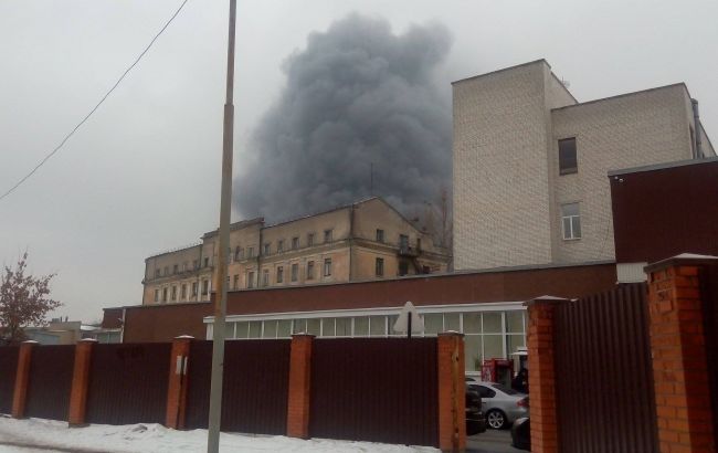 В Киеве на судоремонтном заводе вспыхнул масштабный пожар