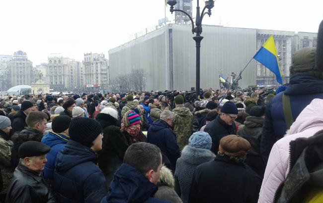 В Киеве на Майдане Независимости чтят память военных, погибших под Авдеевкой