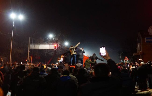 В ночных беспорядках в Казахстане пострадали около сотни полицейских, задержаны более 200 человек, - МВД