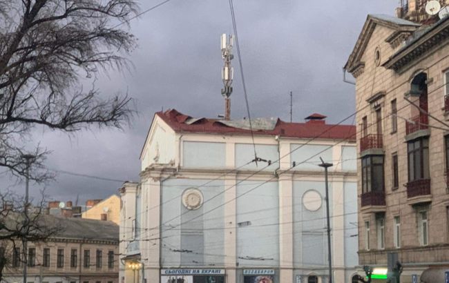 Сорванная крыша и обрыв проводов: на Черновцы обрушился сильный ветер