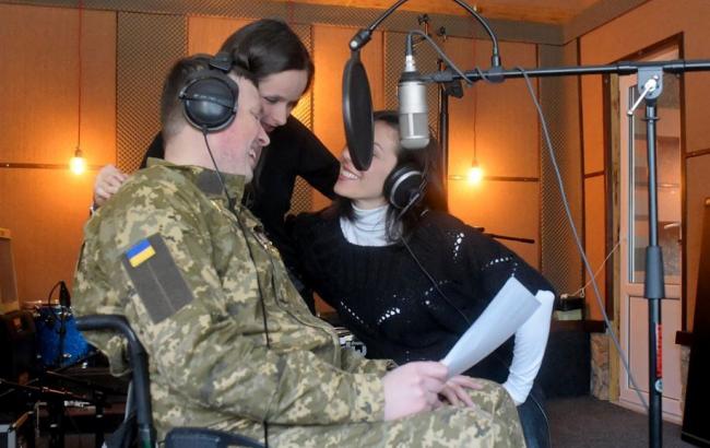 Військовий льотчик і українська співачка із США представили спільну пісню про мир