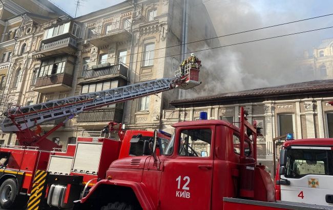 Из-за пожара в центре Киева перекрыли дорогу