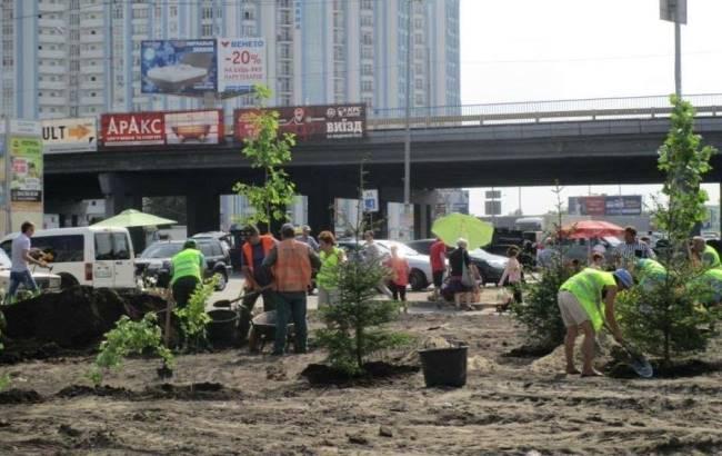 Суд разрешил скандальному застройщику уничтожить сквер на Осокорках ради ТРЦ