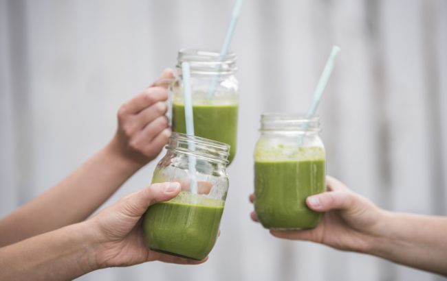 Этот зеленый смузи - идеальный вариант для завтрака: готовится всего 5 минут
