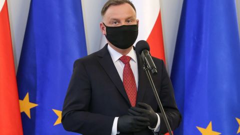 Польша отказалась от закупки китайской вакцины против COVID