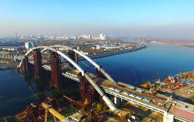 У Києві відновилися роботи на недобудованому Подільському мосту, по якому пройде метро на Троєщину
