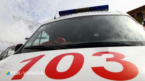 У центрі Дніпра чоловік з ножем накинувся в магазині на жінку з однорічною дитиною (відео)