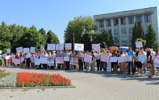 Сотрудники "ПрикарпатЗападтранса" провели митинг возле апелляционного хозсуда в Ровно