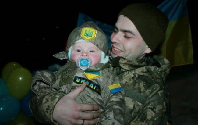 У мережі з'явилося зворушливе фото бійця АТО з маленьким сином на руках