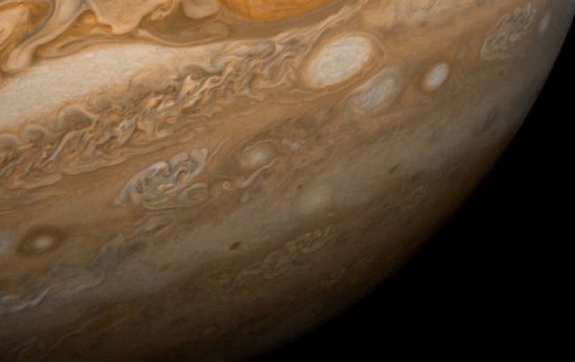 Способен поглотить Землю: в NASA рассказали о новом шторме на Юпитере