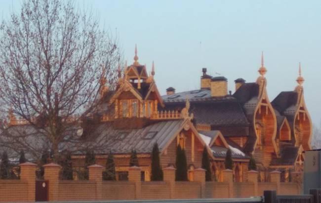 Різьблена дача нардепа Бойко нагадала користувачам будинок з російських казок
