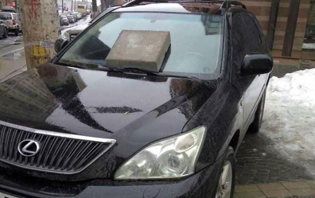 Киевляне наказали "героя парковки" на Lexus