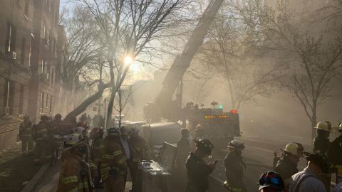 В Нью-Йорке произошел пожар в многоэтажке, более 20 пострадавших