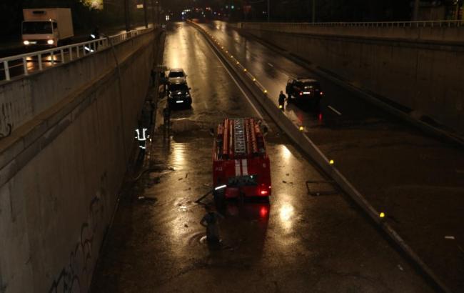 Спасатели продолжают ликвидацию последствий непогоды в Киеве