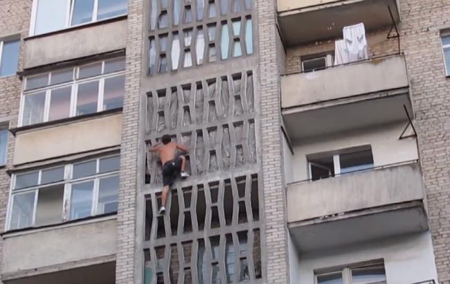 Луцкий экстремал вылез по стене на девятиэтажку без страховки