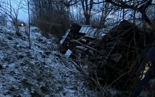 На Закарпатті автобус зірвався у п`ятнадцятиметрове провалля