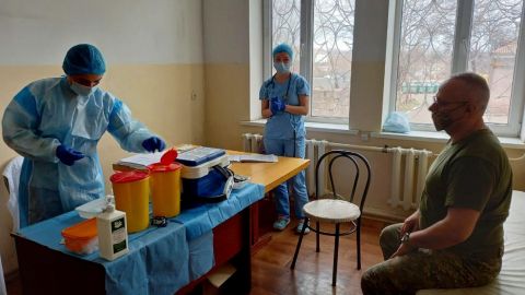 Главнокомандующий ВСУ Хомчак вакцинировался от коронавируса