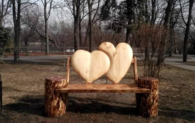 В Киеве установили скамейку для влюбленных