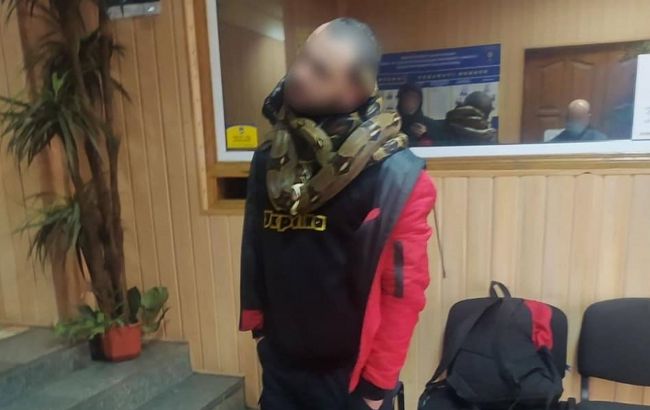 Полиция задержала мужчину, который пьяным разгуливал по Киеву с двумя змеями