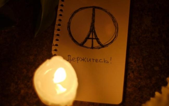 У Києві українці з ночі несуть квіти до посольства Франції