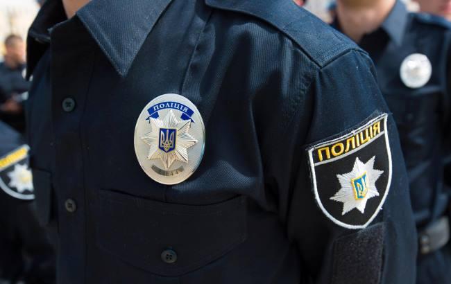 У Київській області чоловік прикинувся поліцейським, щоб пограбувати дідуся на милицях