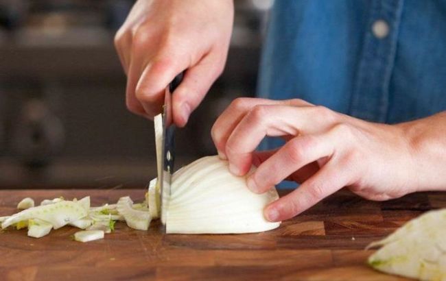 Кулинар назвал главные секреты нарезания "слезоточивого" овоща