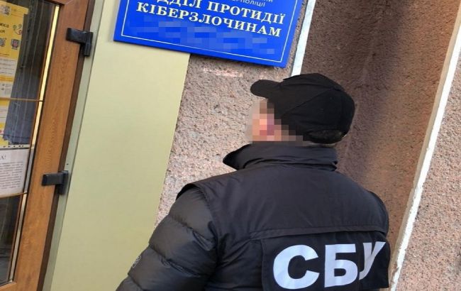 СБУ задержала двух полицейских, они вымогали взятку за возврат денег потерпевшему