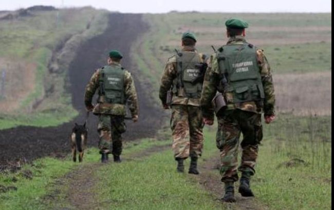 Прикордонники затримали 15 нелегалів біля кордону з Угорщиною