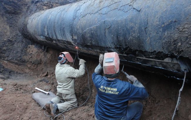На Донбассе обстрел коммунальщиков сорвал ремонт водовода
