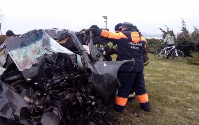 У Дніпрі автомобіль врізався в стовп, загинули три людини