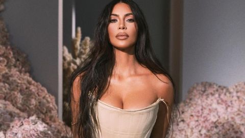 Фігура мрії: Кім Кардашьян в "голій" сукні демонструє розкішні форми
