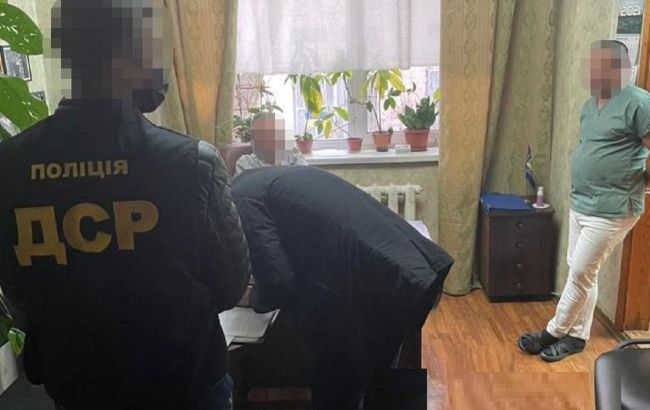 В Киеве на взятке задержали патологоанатомов, они "зарабатывали" на выдаче тел умерших