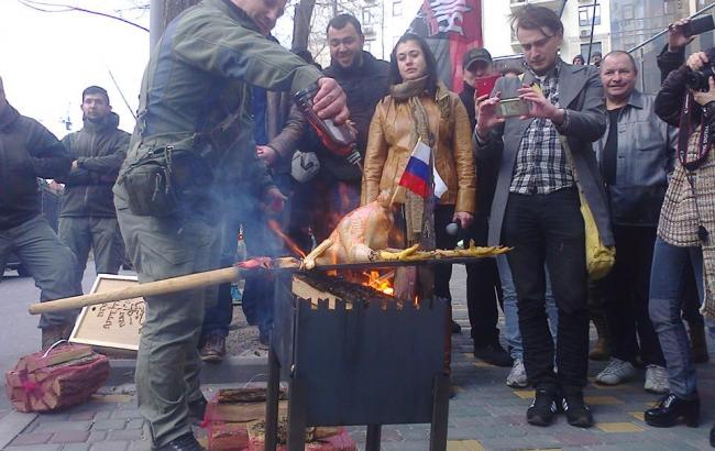 В Одессе активисты принесли под консульство РФ жареного "двуглавого орла"