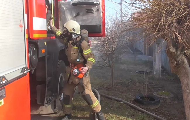 Під Сумами під час пожежі в хаті батьки забули про 5-річного сина, зачиненого у кімнаті