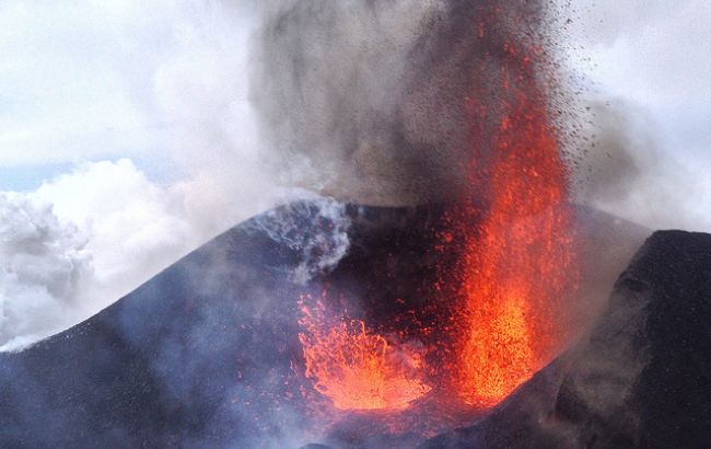 У Папуа-Новій Гвінеї на одному з островів почалося виверження вулкану