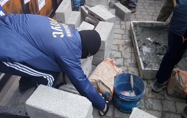 В Тернополе отделение Сбербанка закладывают бетонными блоками