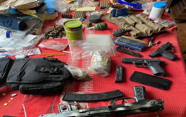 "Коктейлі Молотова" і пістолет-кулемет: у жителя Харківської області виявили арсенал зброї