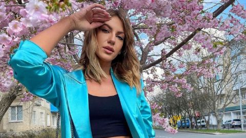 Який крутіше? Леся Нікітюк приміряла стильні весняні образи (відео)