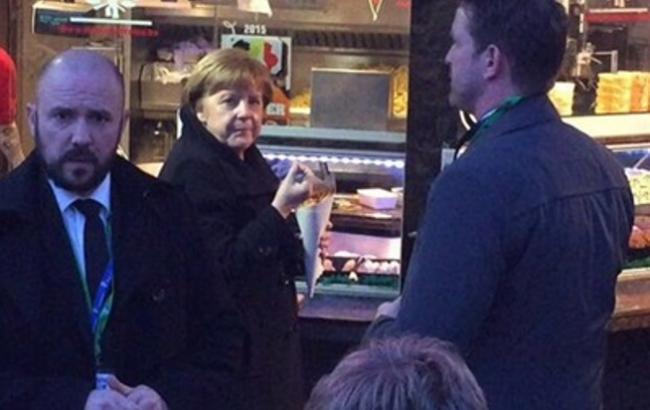 Меркель застали за обедом в кафе-фастфуде