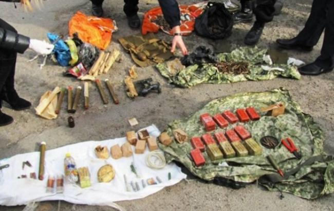 В Херсонской области полиция обнаружила автомобиль со взрывчаткой и боеприпасами