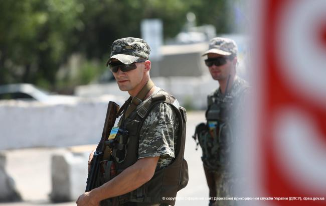 На кордоні з Кримом прикордонники затримали двох українців, які їхали в зону АТО