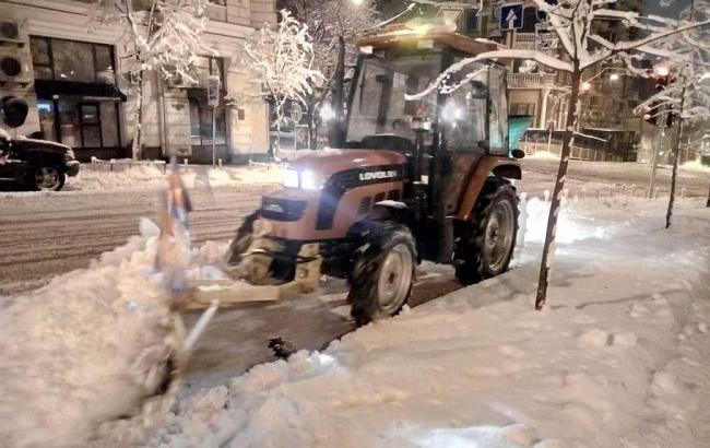 Улицы Киева уже полтора суток чистят от снега свыше 350 единиц спецтехники, - КГГА